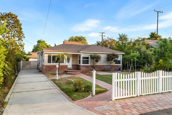 Backyard, Exterior, Facade, Brick Facade, Ranch