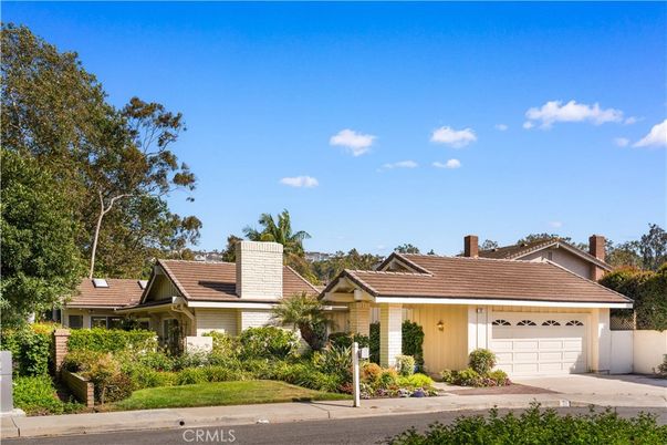 Attached, Exterior, Facade, Ranch