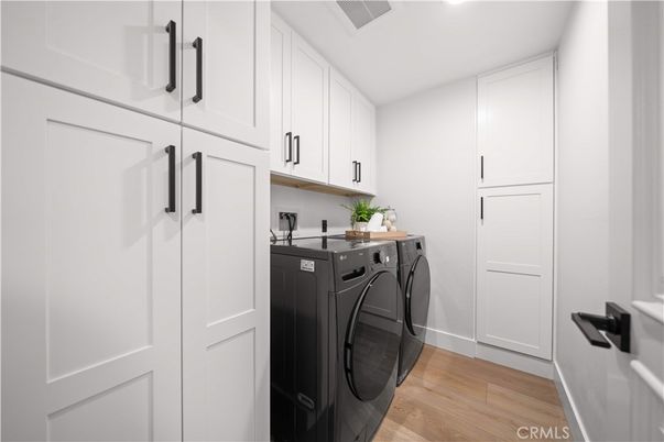 Interior, Washer, Wood Texture Flooring