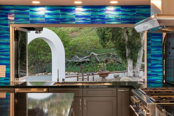 Exterior, Kitchen, Stainless Steel Appliances