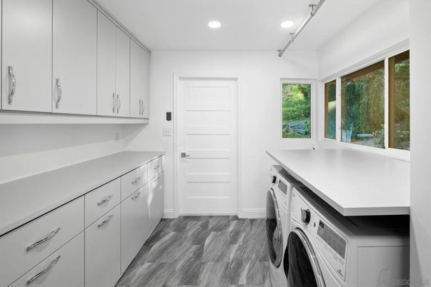 Interior, Recessed Lighting, Washer, Wood Texture Flooring