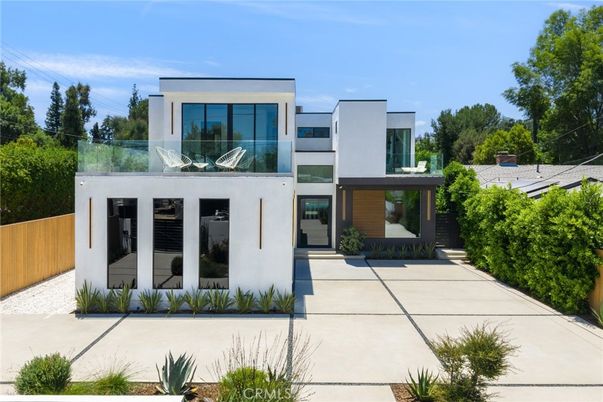 Exterior, Facade, Modern