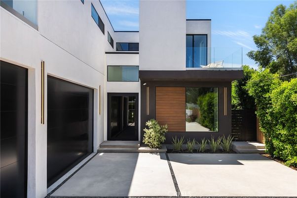 Exterior, Facade, Modern