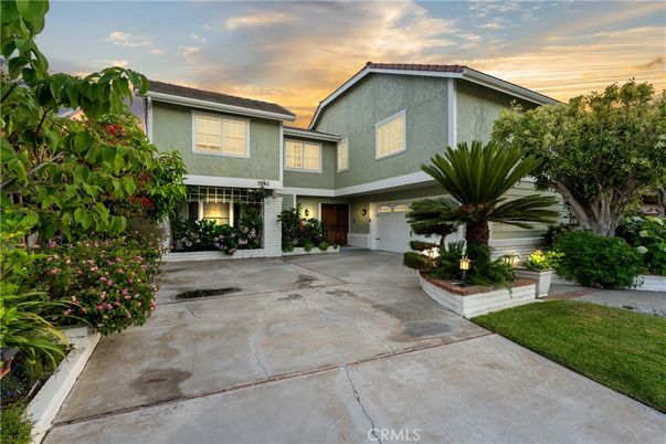 Attached, Exterior, Facade, Mediterranean