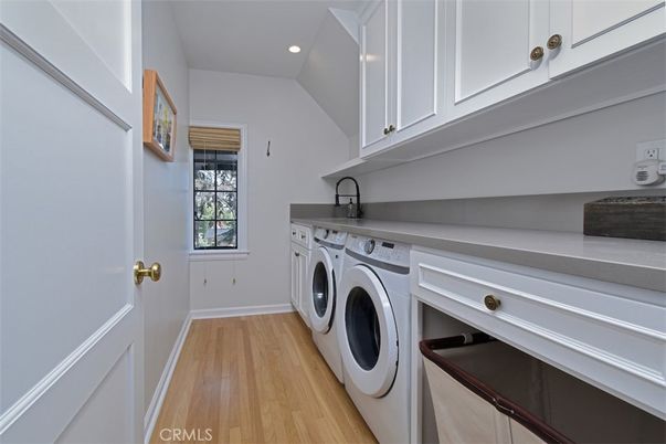 Interior, Recessed Lighting, Washer, Wood Texture Flooring