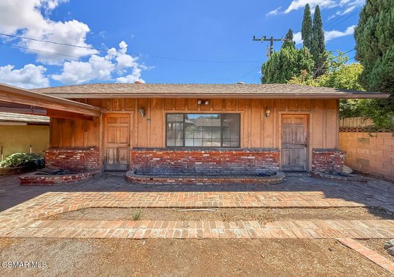 Exterior, Facade, Ranch