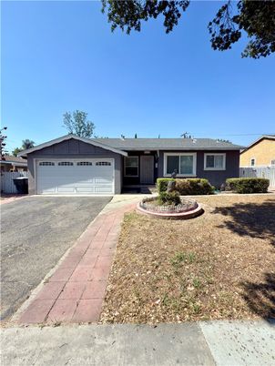 Attached, Exterior, Facade, Ranch