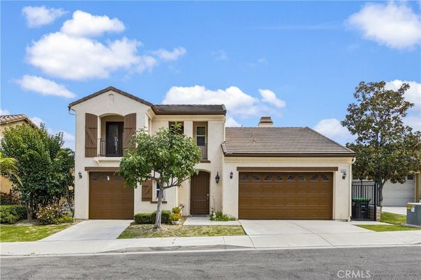 Attached, Exterior, Facade, Mediterranean