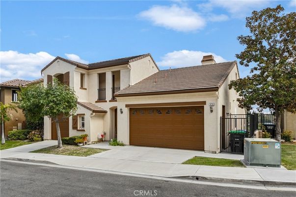 Attached, Exterior, Facade, Mediterranean