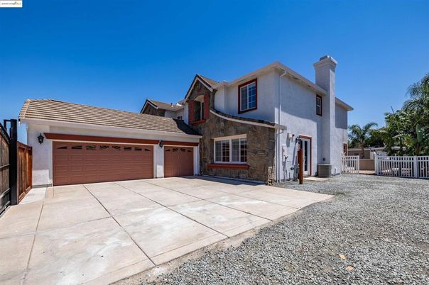 Attached, Exterior, Facade, American Craftsman