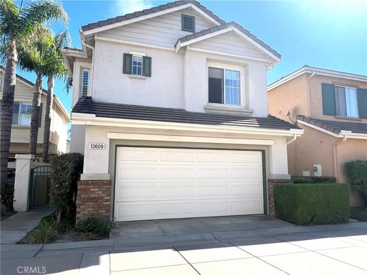 Attached, Exterior, Facade, American Craftsman