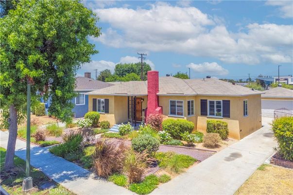 Backyard, Exterior, Facade, Ranch