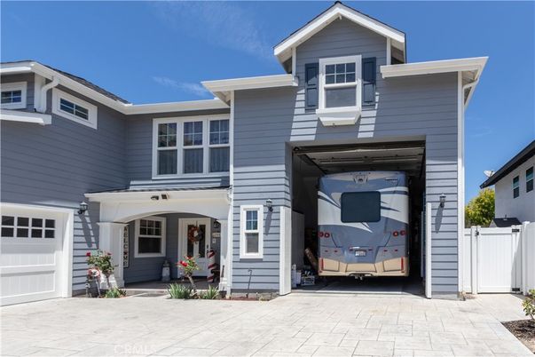 Attached, Exterior, Facade, American Craftsman