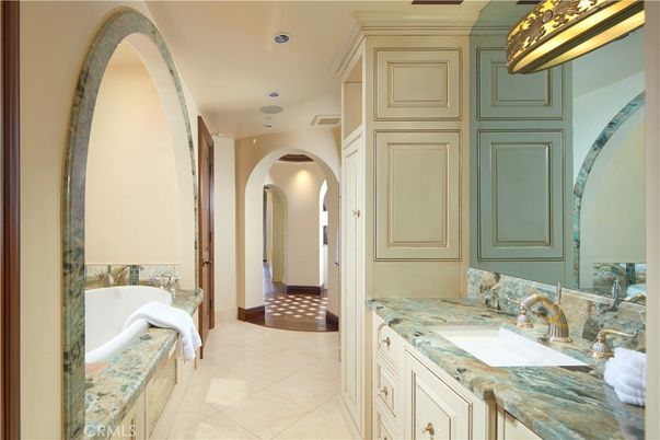 Bathroom, Dual Sink Vanities, Interior, Recessed Lighting