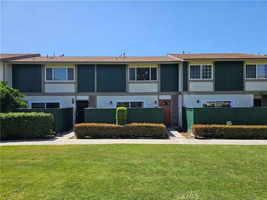 Backyard, Exterior, Facade, Raised Ranch