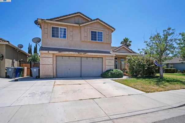 Attached, Exterior, Facade, American Craftsman