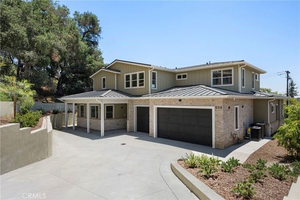 Attached, Exterior, Facade, American Craftsman