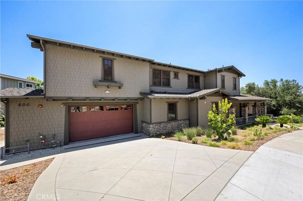 Attached, Exterior, Facade, American Craftsman