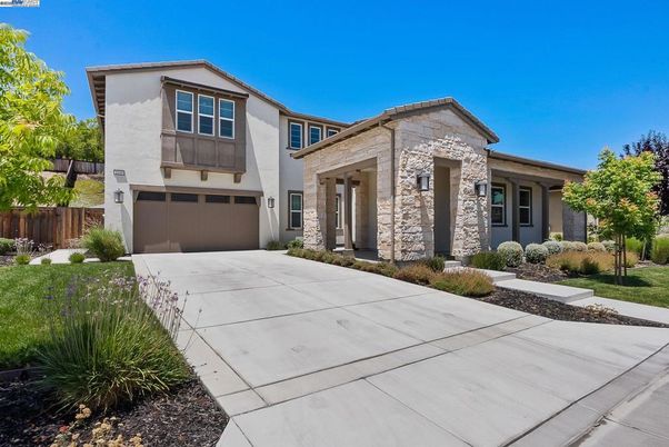 Attached, Exterior, Facade, Mediterranean