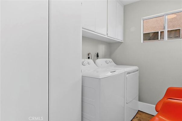 Interior, Washer, Wood Texture Flooring