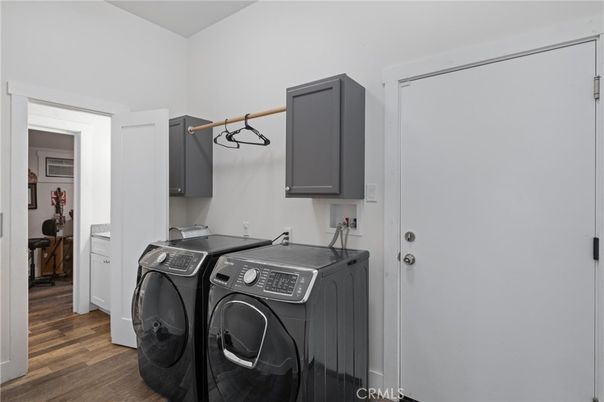 Interior, Washer, Wood Texture Flooring