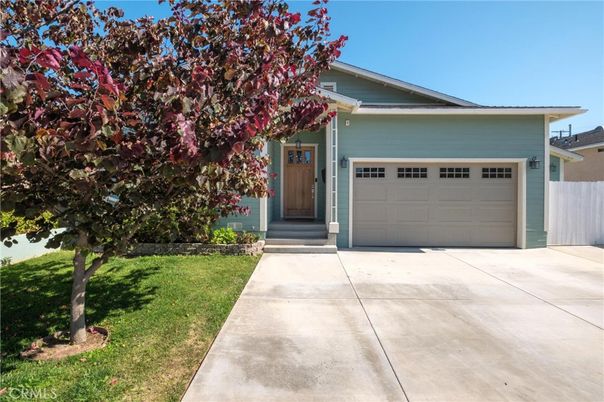 Attached, Exterior, Facade, American Craftsman