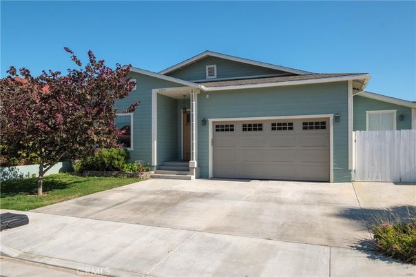 Attached, Exterior, Facade, American Craftsman