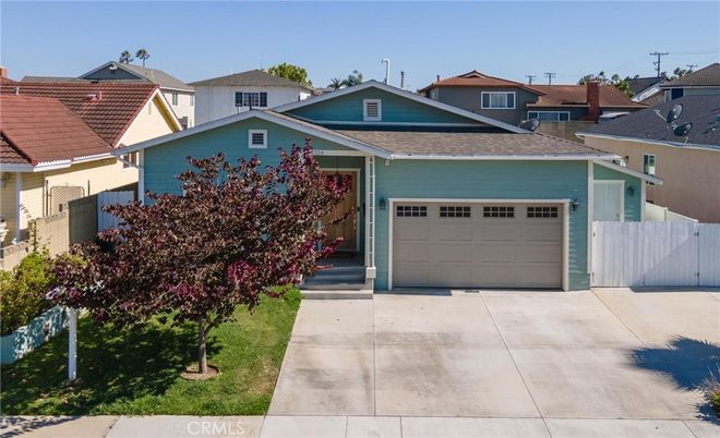 Attached, Exterior, Facade, American Craftsman