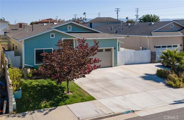 Attached, Exterior, Facade, Ranch