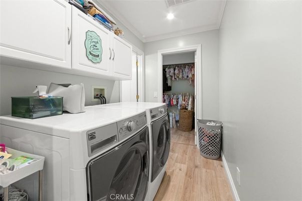 Interior, Recessed Lighting, Washer, Wood Texture Flooring
