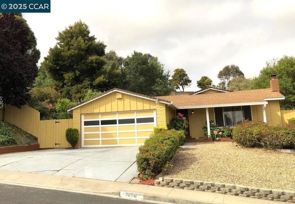 Attached, Exterior, Facade, Ranch