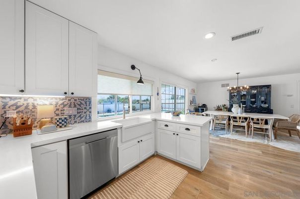 Chandelier, Dining room, Interior, Kitchen, Pendant Lights, Recessed Lighting, Wood Texture Flooring