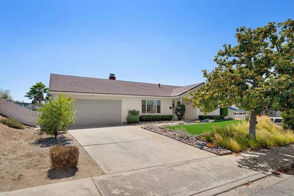 Attached, Exterior, Facade, Ranch