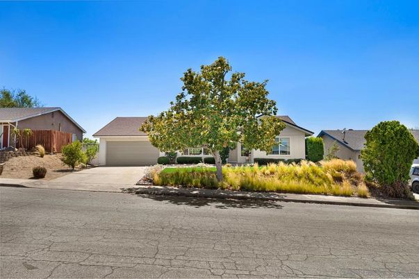 Attached, Exterior, Facade, Ranch