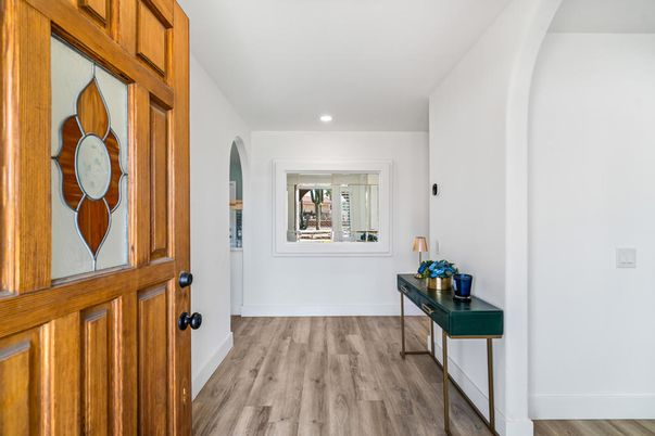 Interior, Recessed Lighting, Wood Texture Flooring