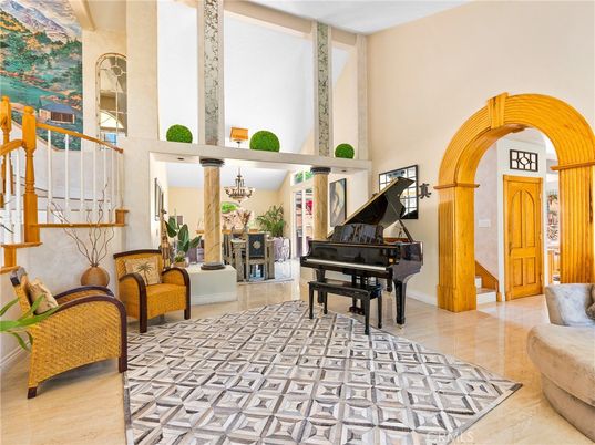 Interior, Piano
