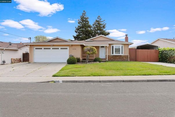 Attached, Exterior, Facade, Ranch