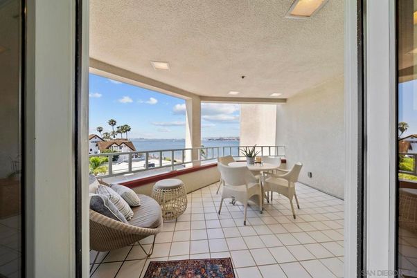 Dining room, Interior, Recessed Lighting, Water