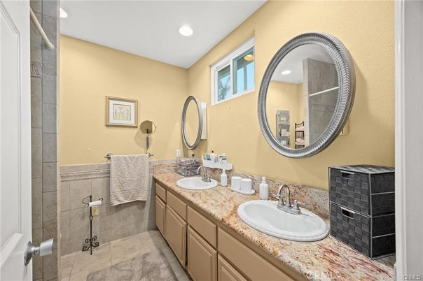 Bathroom, Dual Sink Vanities, Interior, Recessed Lighting
