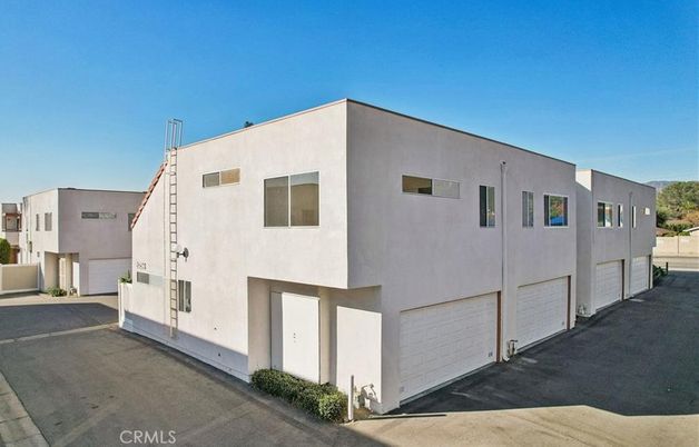 Attached, Exterior, Facade, Modern