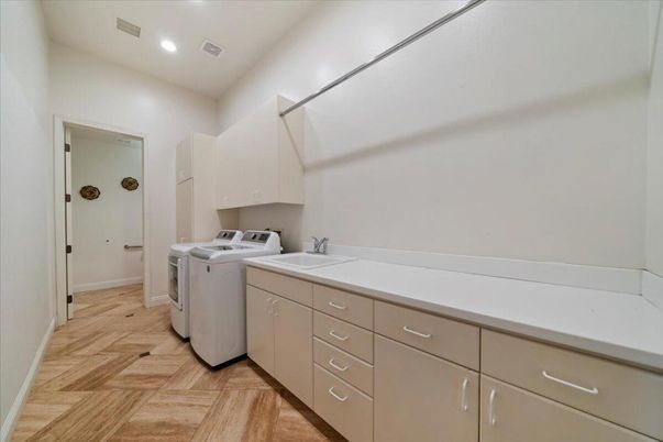 Interior, Recessed Lighting, Washer, Wood Texture Flooring