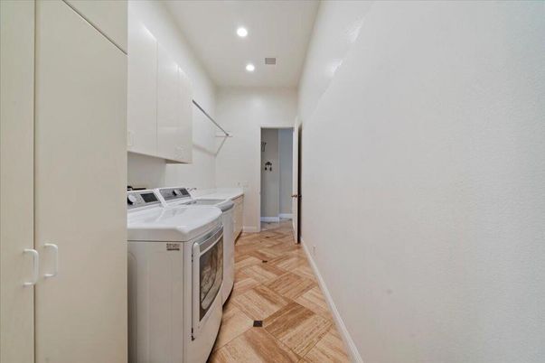 Interior, Recessed Lighting, Washer, Wood Texture Flooring