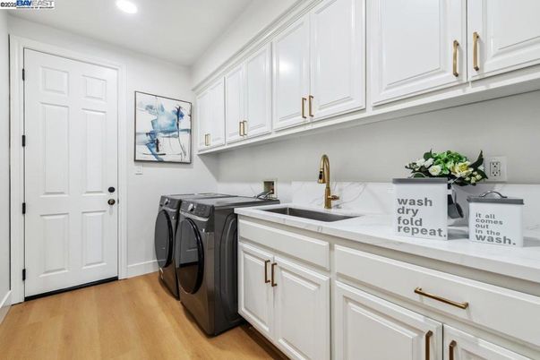 Interior, Recessed Lighting, Washer, Wood Texture Flooring