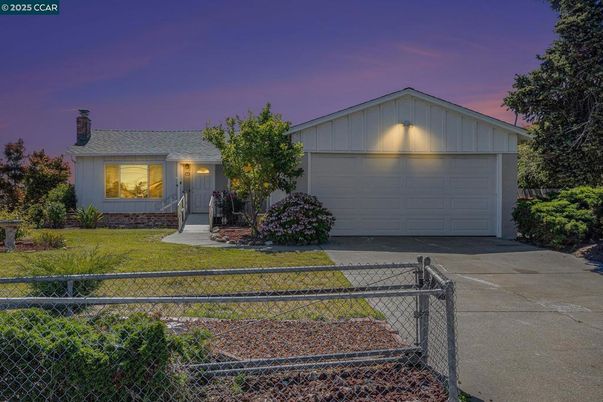Attached, Exterior, Facade, Ranch