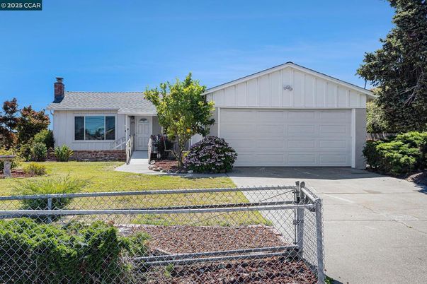 Attached, Exterior, Facade, Ranch