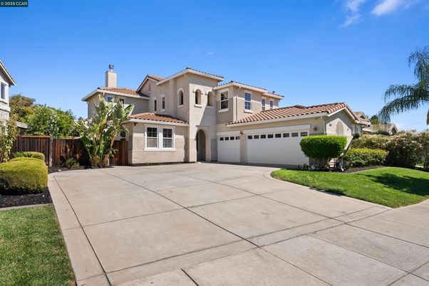 Attached, Exterior, Facade, Mediterranean