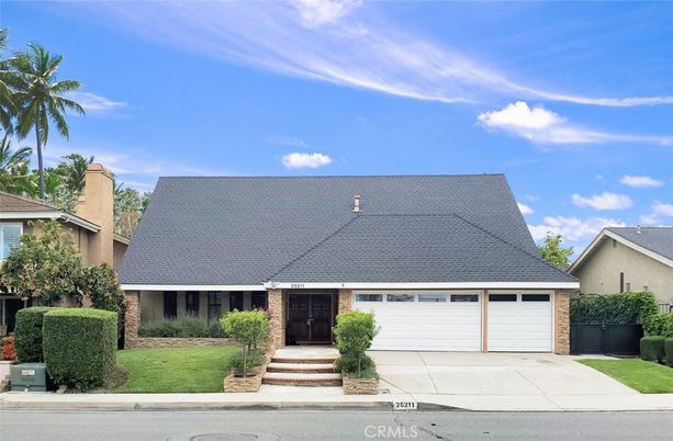 Attached, Exterior, Facade, Cape Cod