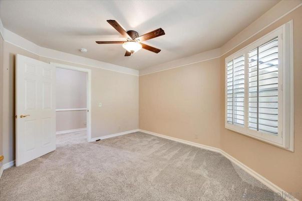 Empty room, Interior