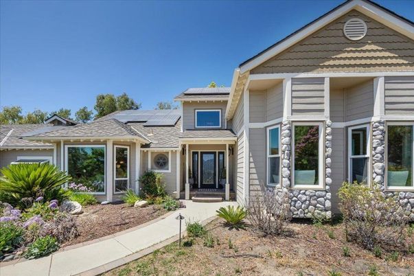 Exterior, Facade, Solar Panels, American Craftsman