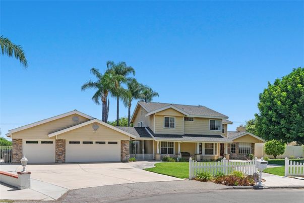 Attached, Exterior, Facade, American Craftsman